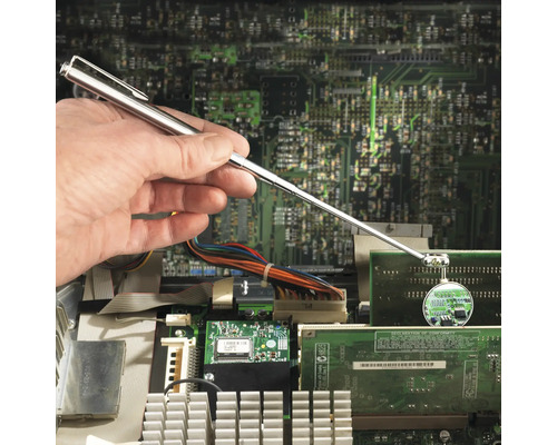 Hand mit Inspektionsspiegel vor einer Computerplatine zur Fehlersuche.