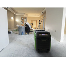 Baustelle mit Luftentfeuchter und Maler bei der Arbeit
