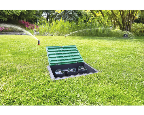 Système d''arrosage escamotable dans un jardin avec pelouse