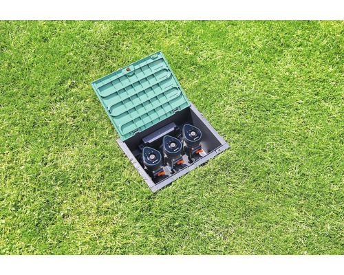 Système d''arrosage escamotable dans une pelouse avec couvercle ouvert