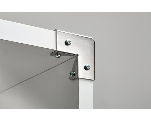 Detailaufnahme eines Regaleckverbinders aus Metall, befestigt mit Schrauben
