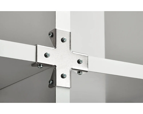Detailansicht einer Regalverbindung mit Eckverbinder und Schrauben.