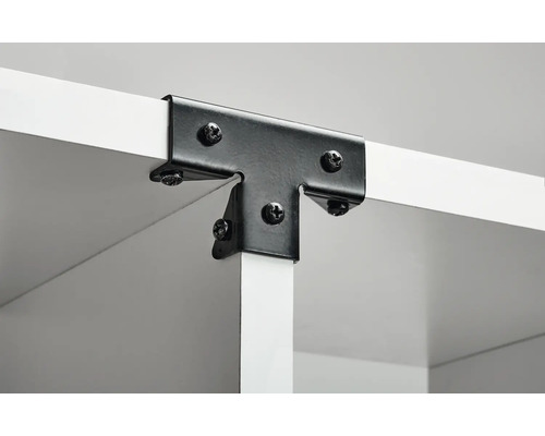 Detailansicht eines Regals mit T-förmigen Eckverbindern und Schrauben zur Befestigung.
