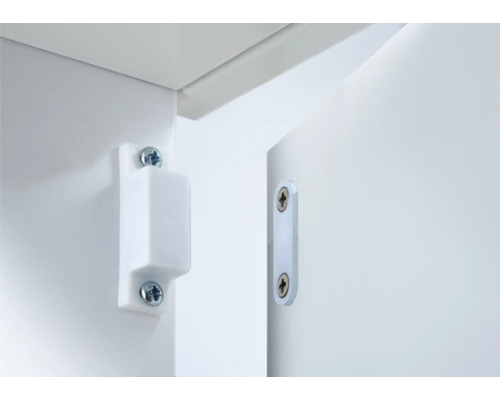 Weisser magnetischer Türverschluss an Möbeln befestigt