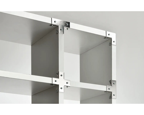 Detailansicht eines weißen Regals mit Metallwinkeln