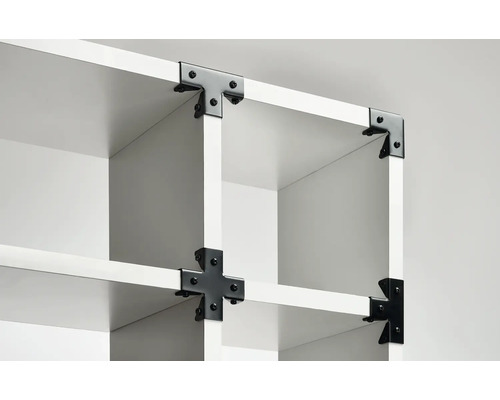 Detailansicht eines weißen Regals mit schwarzen Eckverbindern