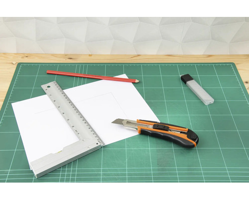 Tapis de découpe avec cutter, règle en acier, crayon, papier et lames de rechange