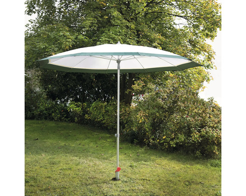 Parasol sur une pelouse dans un jardin