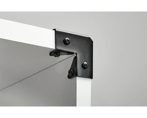 Detailansicht einer Regalecke mit schwarzem Winkelverbinder und Schrauben