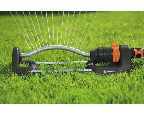 Arroseur Gardena en fonctionnement sur une pelouse