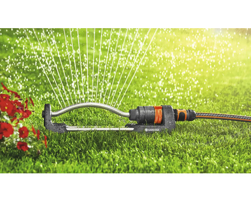Arroseur Gardena sur pelouse avec jets d''eau