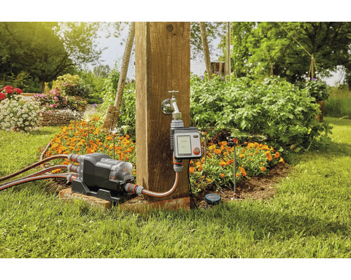 Système d''irrigation de jardin avec distributeur d''eau et programmateur d''arrosage dans le jardin