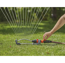 Arroseur de pelouse arrose la pelouse avec des jets d''eau