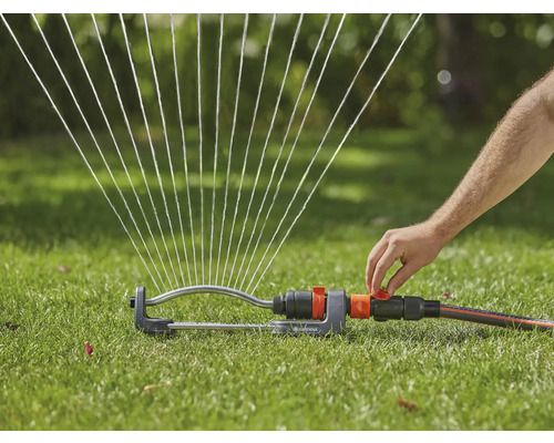 Arroseur de pelouse arrose la pelouse avec des jets d''eau