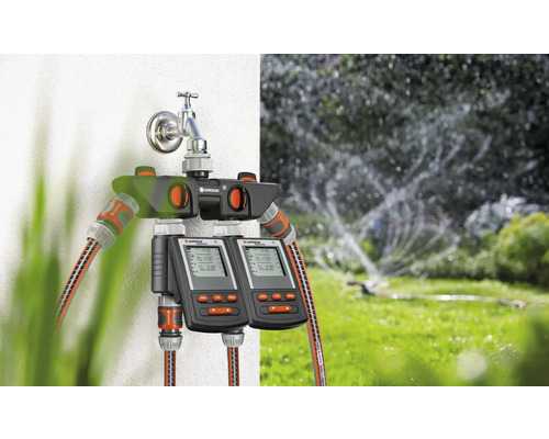 Gardena Wasserverteiler Automatic mit zwei Bewässerungscomputern am Wasserhahn