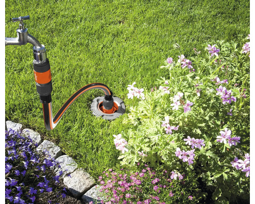 Robinet d''eau relié à un raccordement d''eau souterrain dans le jardin.