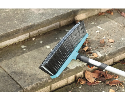 Kehrbesen zum Reinigen von Außentreppen mit Laub
