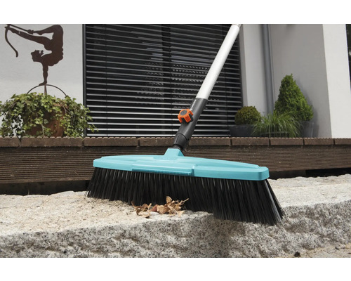Gartenbesen mit Stiel zum Reinigen von Aussenbereichen