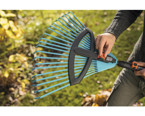 Person hält einen verstellbaren Rechen von Gardena