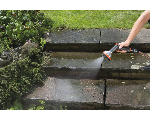 Reinigung von Steinstufen mit einer Gartendusche