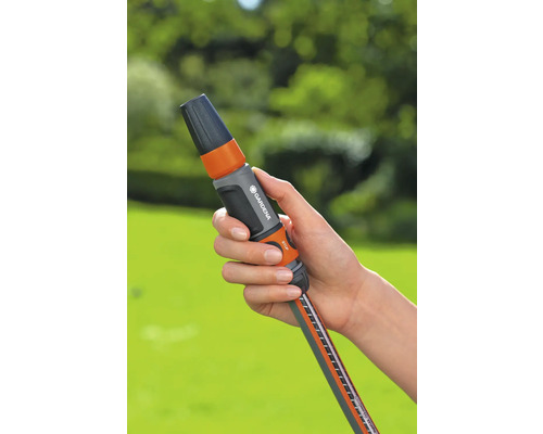 Raccord de tuyau d''arrosage avec arrêt d''eau dans la main