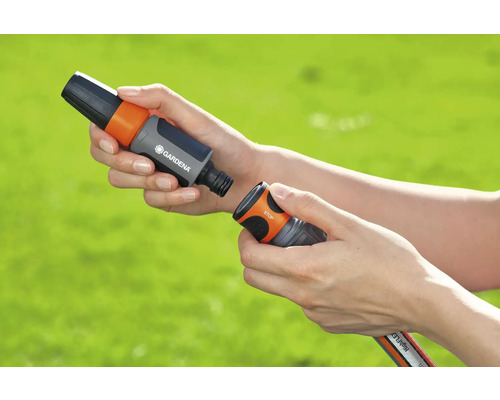 Raccord de tuyau d''arrosage avec arrêt d''eau dans la main