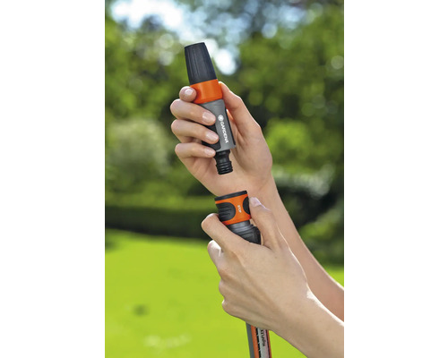 Personne connecte le raccord de tuyau d''arrosage