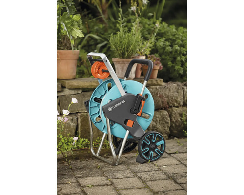 Dévidoir Gardena avec jardin et plantes en arrière-plan