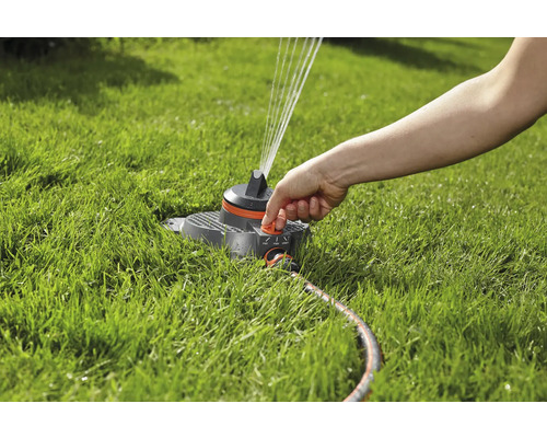 Gartenregner beim Bewässern einer Rasenfläche