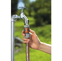 Raccord de tuyau d''arrosage fixé au robinet