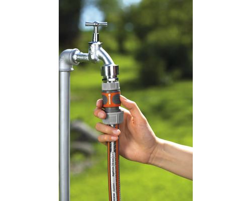 Raccord de tuyau d''arrosage fixé au robinet