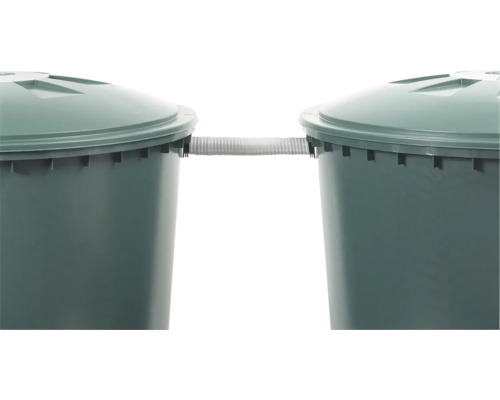 Zwei Regentonnen verbunden durch einen Schlauch