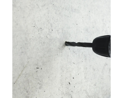 Perceuse perçant un trou dans une surface