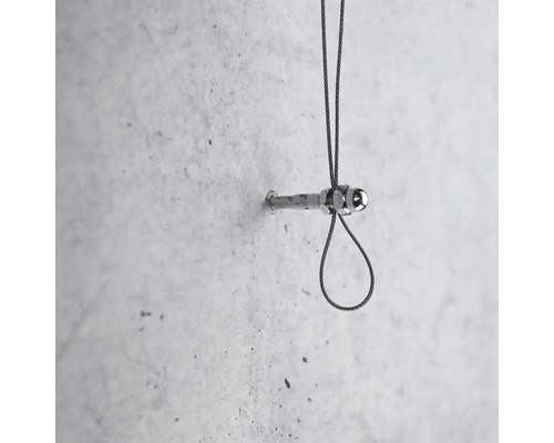 Fixation avec câble métallique sur un mur