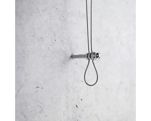 Élément de fixation avec câble métallique sur un mur