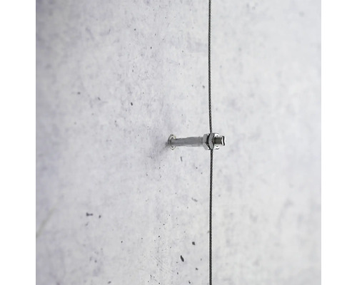 Fixation d''un serre-câble sur un mur en béton