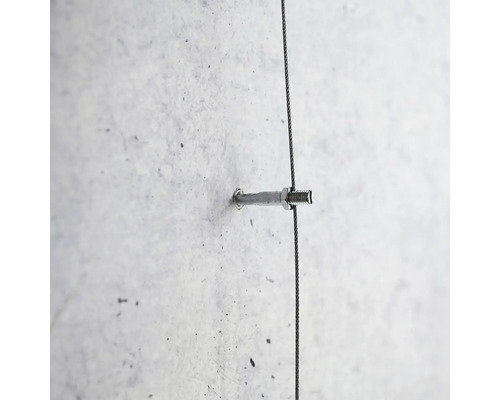 Fixation de câble métallique avec boulon sur un mur en béton