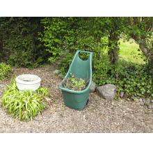Scène de jardin avec une pelle de jardin remplie de déchets de jardin