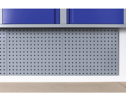 Atelier avec panneau perforé pour le rangement des outils