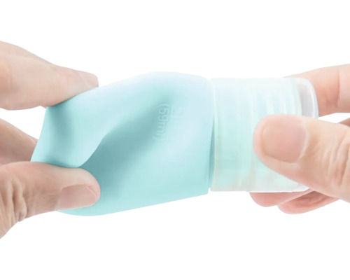 Flacon de voyage rechargeable d''une capacité de 59 ml tenu dans les mains