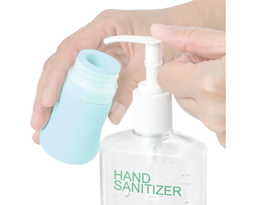 Des mains qui retirent une housse en silicone d''un flacon de désinfectant pour les mains