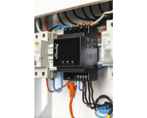 Logo Shelly Compteur d''énergie avec câble LAN orange dans le boîtier à fusibles