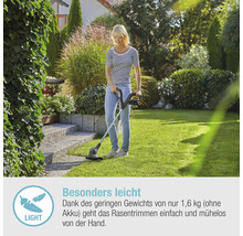 Frau benutzt Rasentrimmer im Garten
