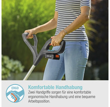 Eine Person bedient einen Rasentrimmer mit zwei Griffen im Garten.