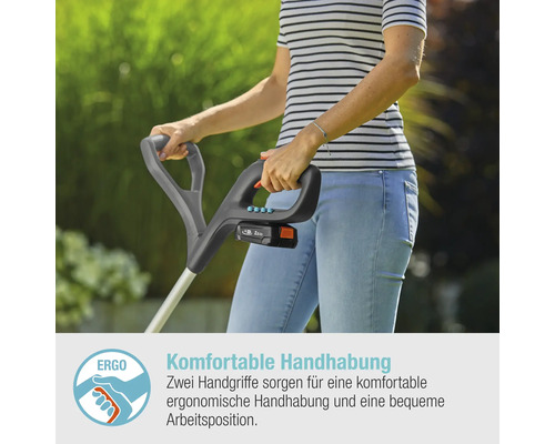 Eine Person bedient einen Rasentrimmer mit zwei Griffen im Garten.
