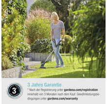 Frau verwendet einen Rasentrimmer in einem Garten mit einer dreijährigen Garantie