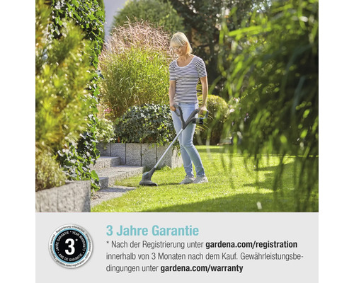 Frau verwendet einen Rasentrimmer in einem Garten mit einer dreijährigen Garantie