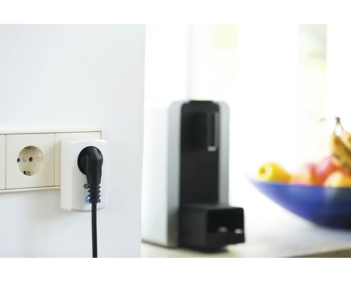 Steckdose mit eingestecktem Stromstecker in Innenräumen