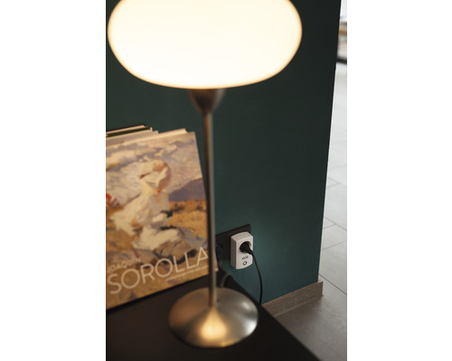 Stehlampe und Smart Home Zwischenstecker in Innenräumen