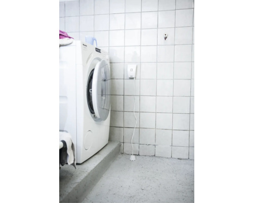 Waschküche mit Waschmaschine, Wäscheleine und Fliesen